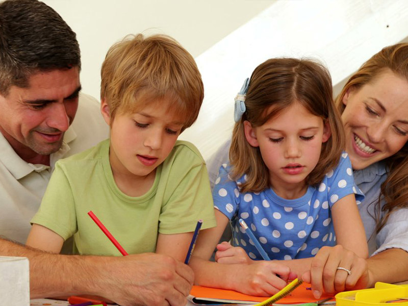 Comment aider son enfant sans faire à sa place