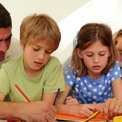 Enfant qui se prépare à l'entrée en sixième