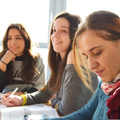 Apprentissage collectif : Apprendre en groupe est-il plus efficace que seul ?